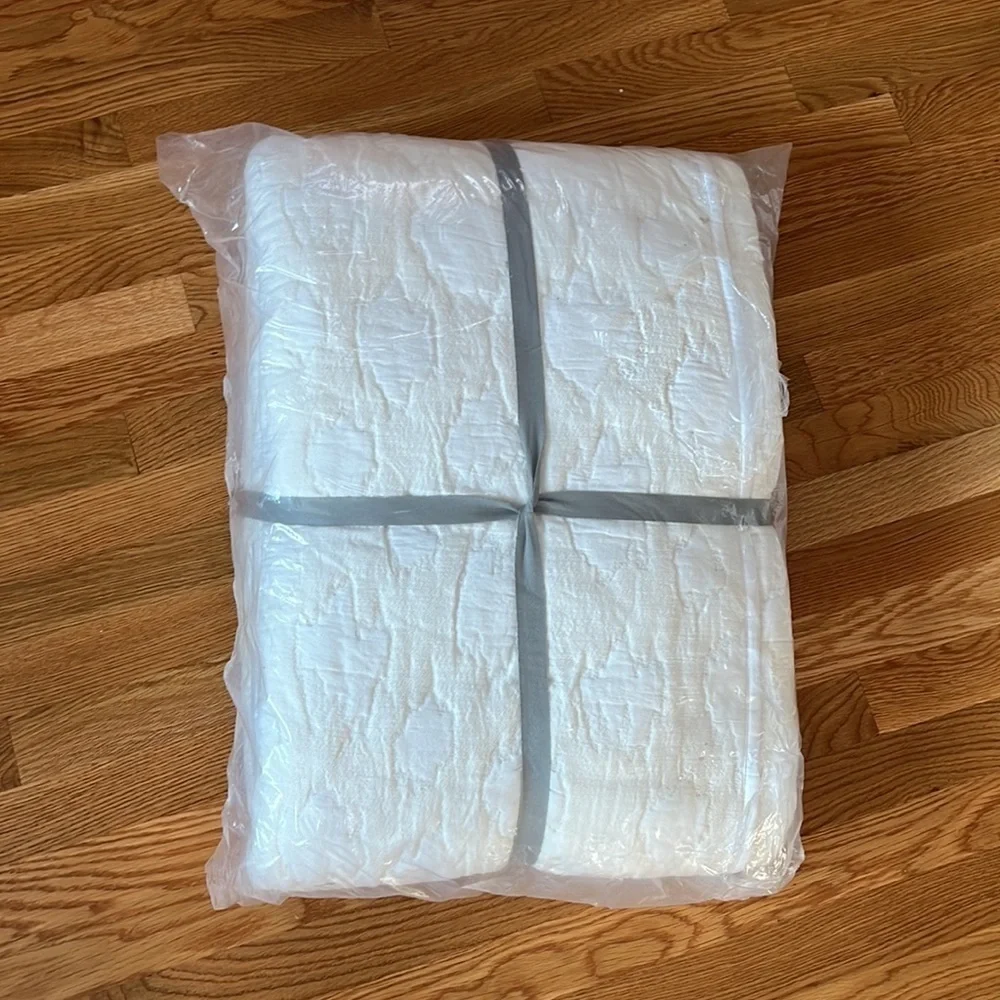 Anthropologie Amelia Quilt Size King Ivory